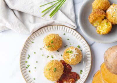 Arancini à la mozzarella et à la patate douce avec trempette épicée à la tomate