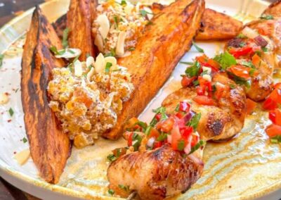 Quartiers de patate douce grillés avec brochettes de poulet