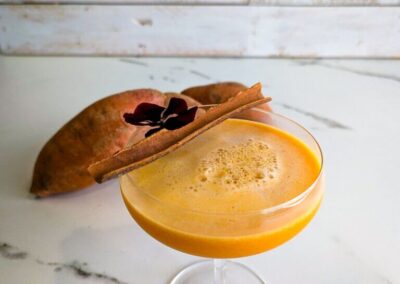 Cocktail au rhum et aux racines