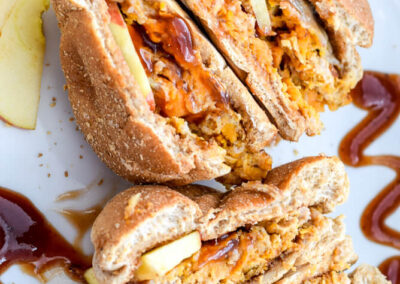 Burger aux pommes et au barbecue de patates douces