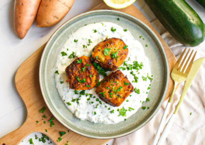 Croquettes de patates douces et de courgettes à la sauce au yaourt