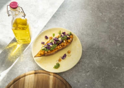 Patates douces au four avec pois chiches et pesto de brocoli