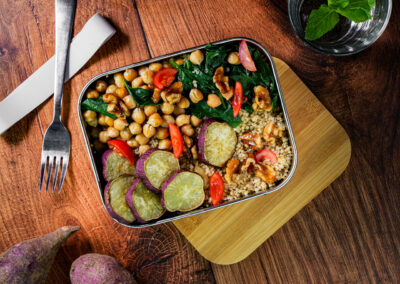 Boîte à lunch pour patates douces, pois chiches et jeunes épinards