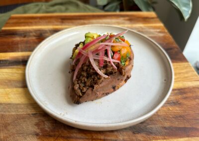 Patate douce chaude chargée de miel et végétarienne