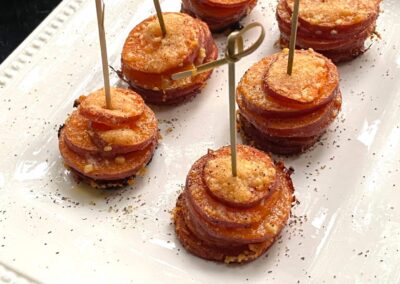 Piles de patates douces salées