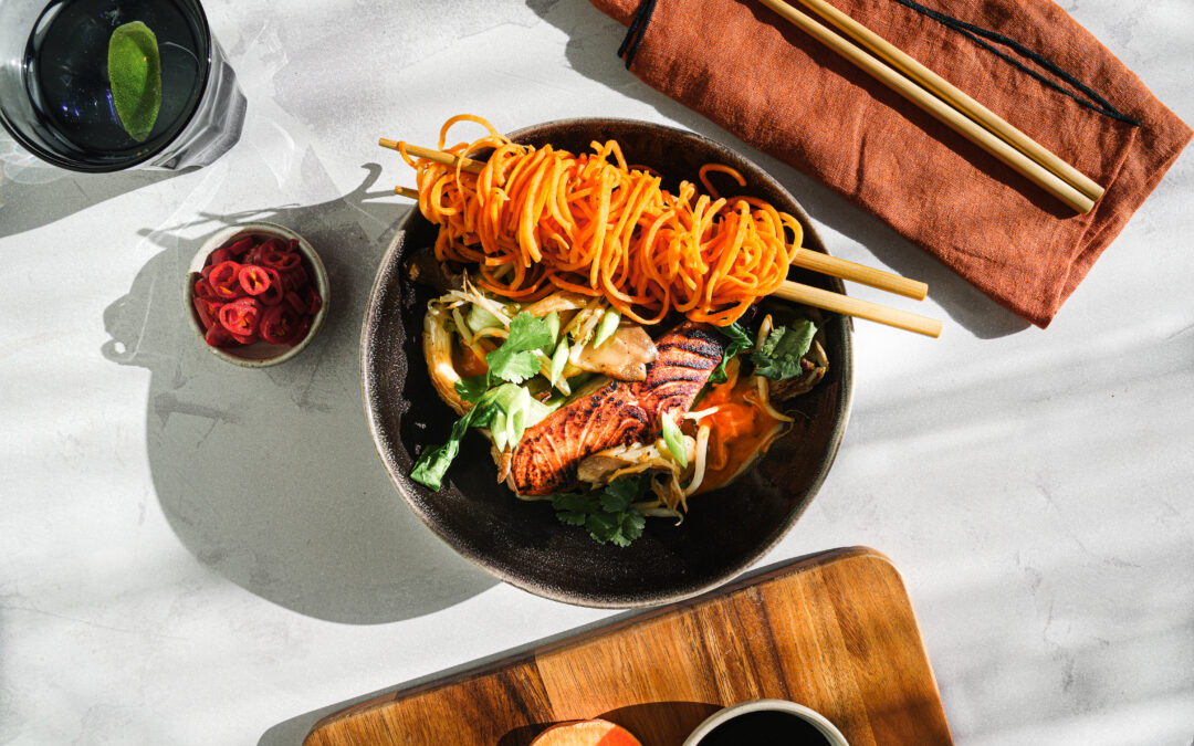 Laksa de saumon aux nouilles de patate douce