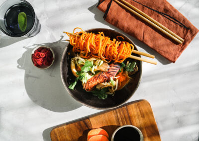 Laksa de saumon aux nouilles de patate douce