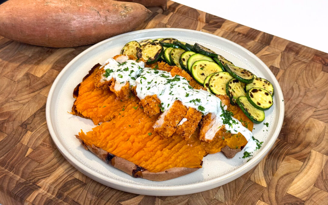 Patate douce farcie au poulet croustillant et sauce au yaourt et à l’ail rôti
